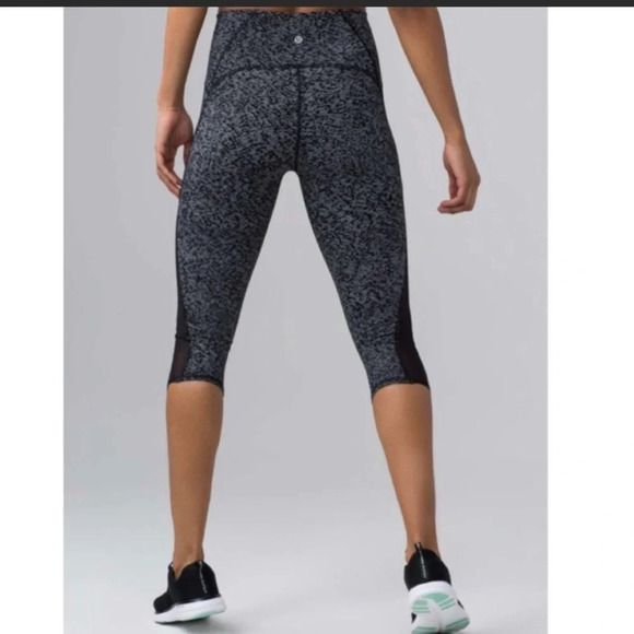 Lululemon Train Times Crop 17 inches Soundwave White Black / Black Polka Dots 10 - Picture 3 of 13